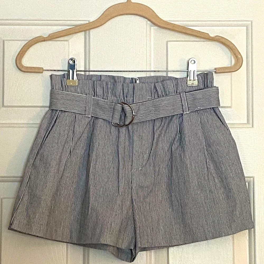 Design Lab shorts with belt, size small, like new condition, never worn